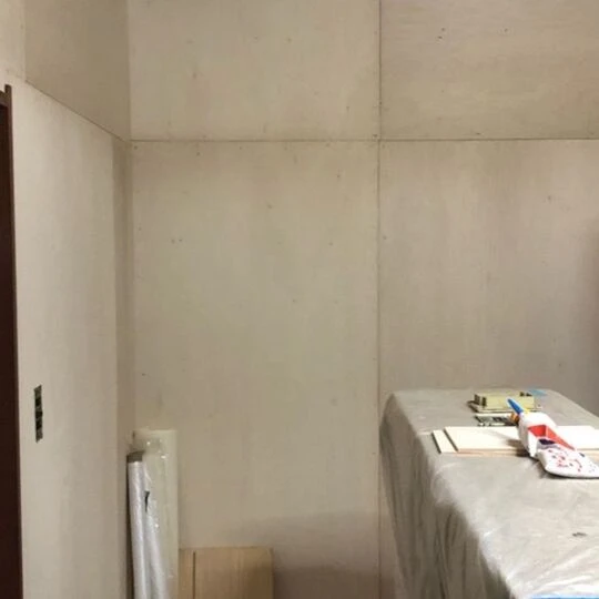 画像4223：和室の壁にベニヤ板施工後、クロス張り