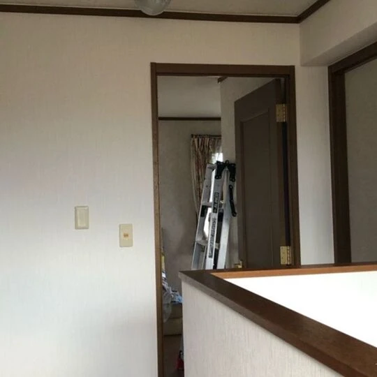 画像4663：戸建て　階段、廊下、玄関のクロス貼り替え